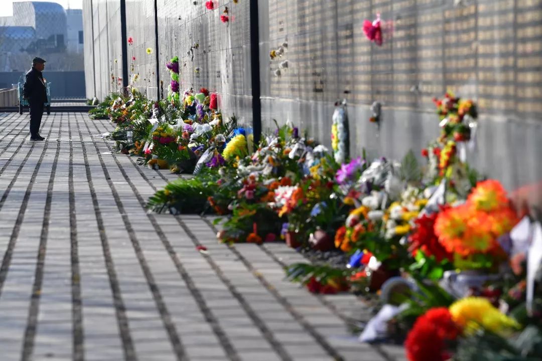 2018年4月4日，一名市民在唐山地震纪念墙前悼念逝者。新华社发（董钧 摄） 