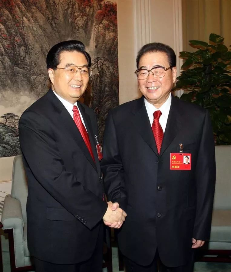 2007年10月21日,在党的十七大闭幕前,胡锦涛同志同李鹏同志在一起。 新华社发
