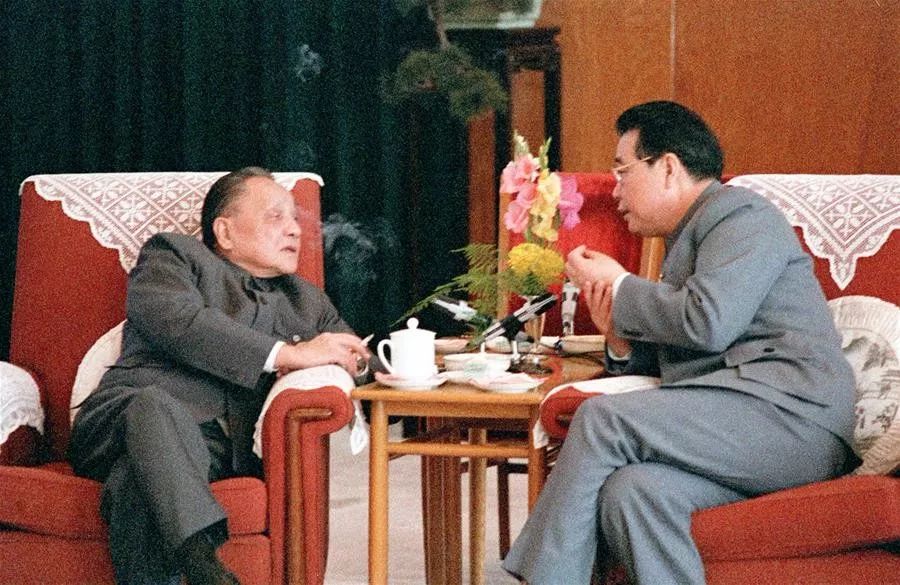 1988年,邓小平同志与李鹏同志在北京人民大会堂福建厅交谈。 新华社记者 李平 摄