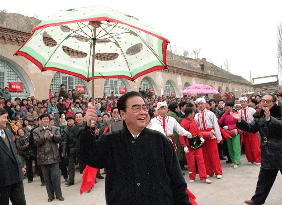 1996年2月19日至20日,李鹏同志回到阔别50年的延安,看望、慰问延安地区的干部群众,和老区人民一起过年。这是大年初一,李鹏同志同枣园村秧歌队一起扭起陕北大秧歌。 新华社记者 刘建国 摄