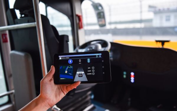 资料图片：技术人员展示智能驾驶公交车阿尔法巴的智能设备监看界面。（新华社）