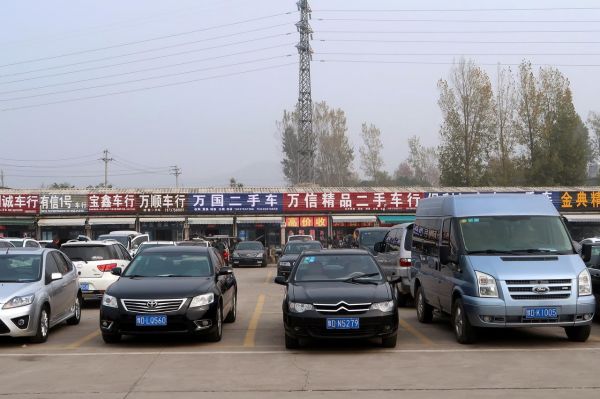 位于河南省的一个二手车市场。路透社