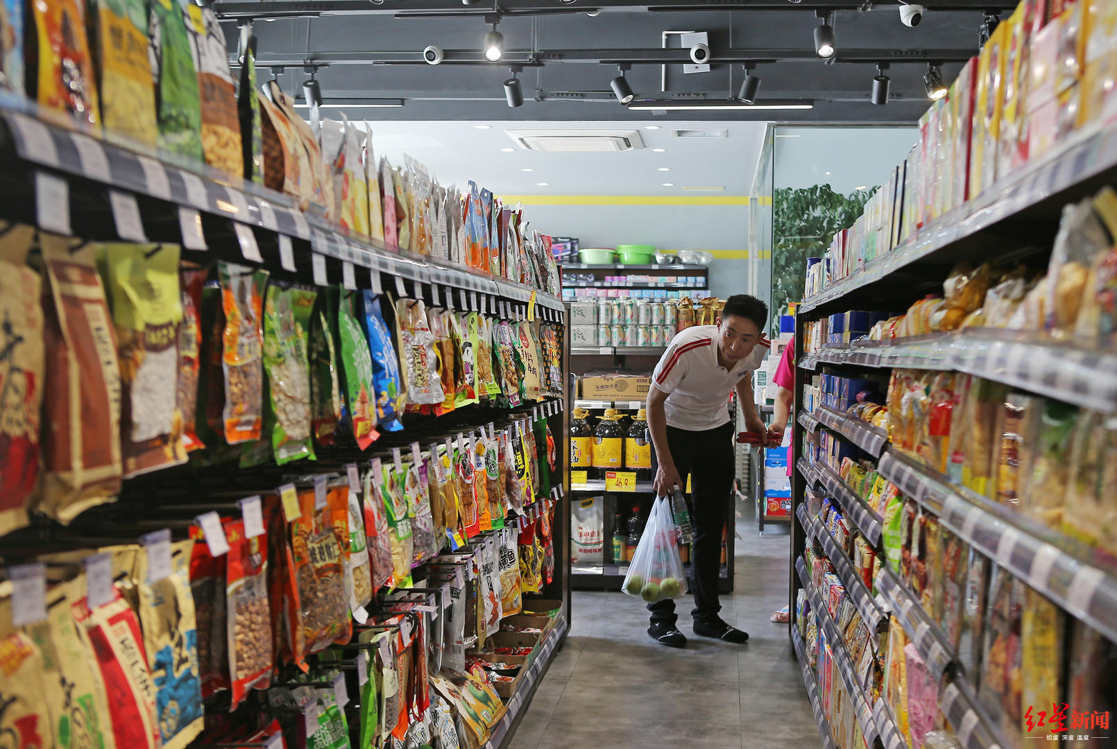 市民在社区共享超市购物