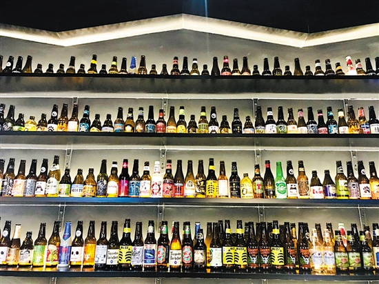 放满整面墙的精酿啤酒文/图 羊城晚报记者林清清如此暑热,当然要约
