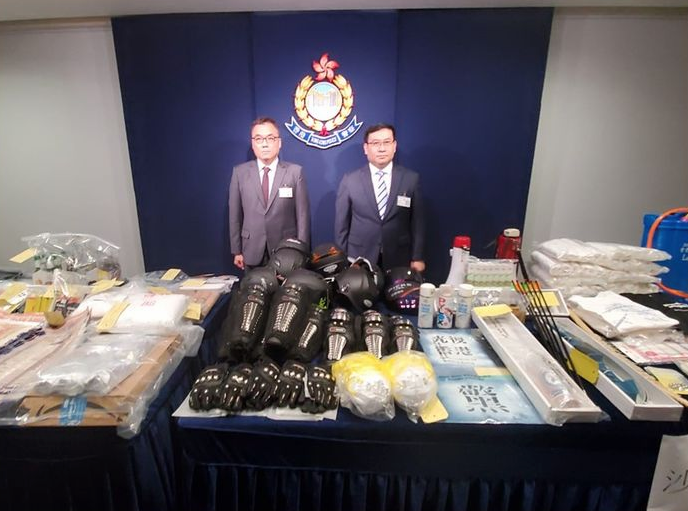 香港警方2日展示查获的证物（图片来源：港媒）