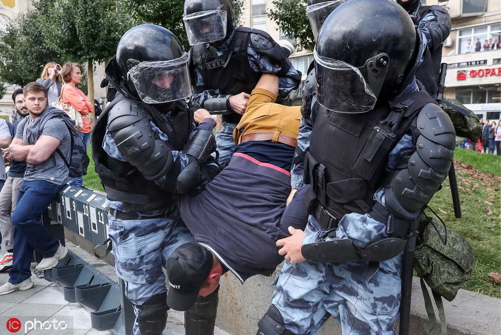 当地警方制服一名示威者。(IC Photos)