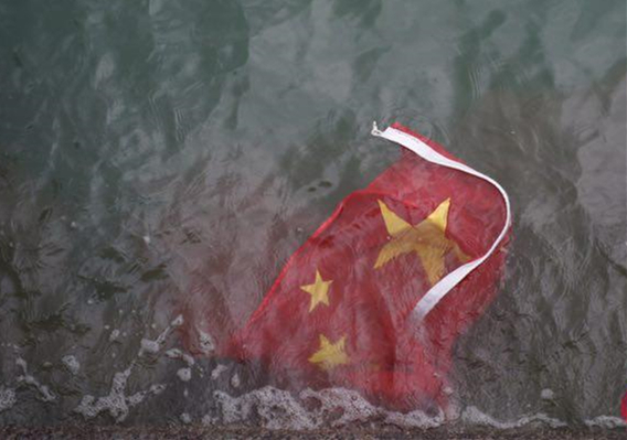 国旗被丢入海中（来源：文汇报）