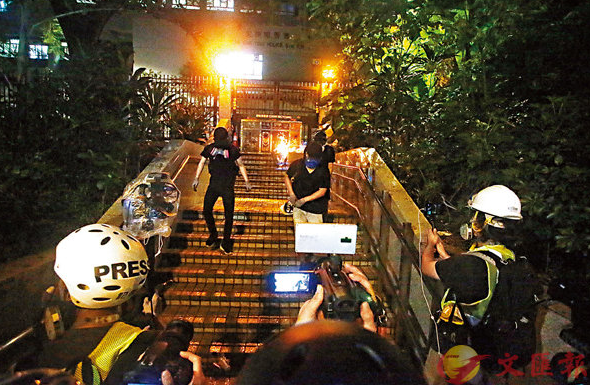 暴徒在尖沙咀警署铁门外纵火（来源：文汇报）