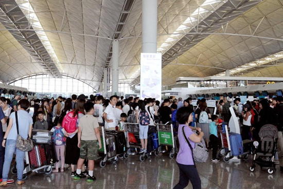 图为香港国际机场滞留旅客（来源：港媒）