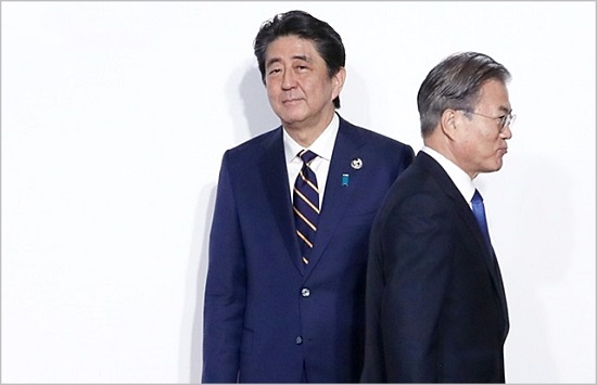日本G20峰会后，文在寅与安倍简单握手后离开。（韩联社）