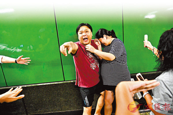 图为孕妇被困港铁不适送医(来源:文汇报)