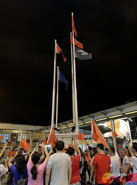 香港青年重新升起国旗（文汇网）