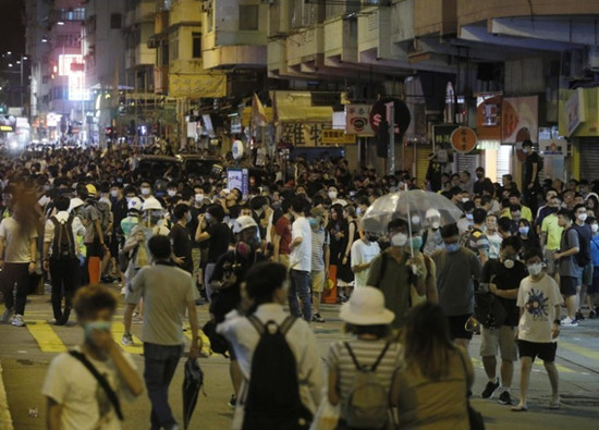 图为千人围攻深水埗警署(来源:港媒)