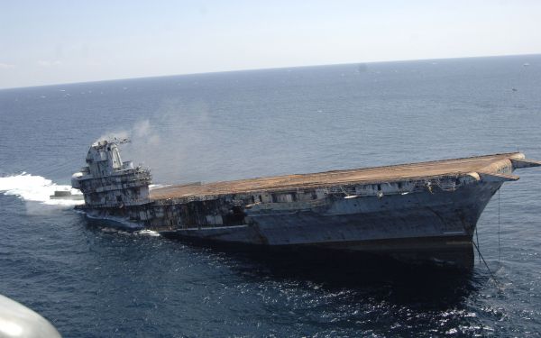 资料图片:美海军“奥里斯坎尼”号(CVA-34)退役航母沉没瞬间。(图片来源于网络)