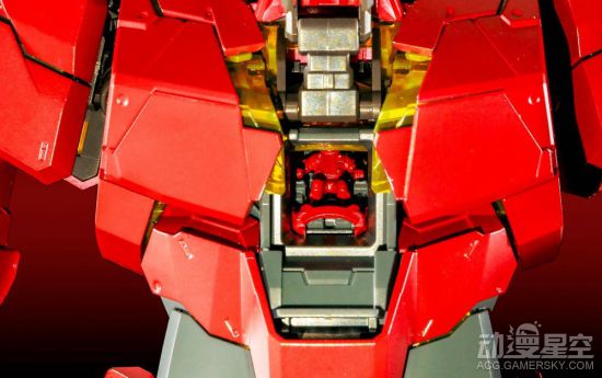 《机动战士高达UC》独角兽高达中国红版模型 配色亮眼售价1600