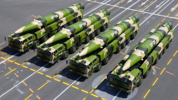 资料图片：阅兵式上的中国东风-26弹道导弹发射车方队。（图片来源于网络）