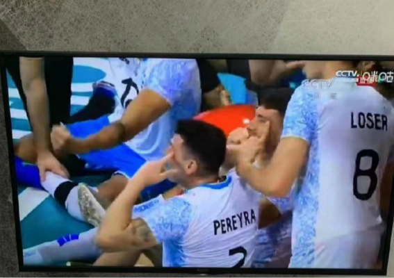 阿根廷球员疑似做出歧视亚洲人动作。（图：截取自微博网友）