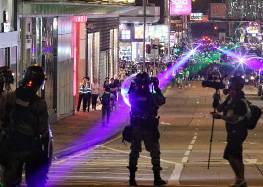 暴徒用大功率可致盲的雷射笔照射警员(大公报 文澔摄)