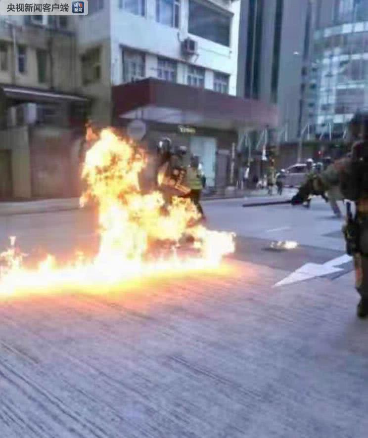 暴徒投掷汽油弹灼伤港警 图自央视新闻客户端