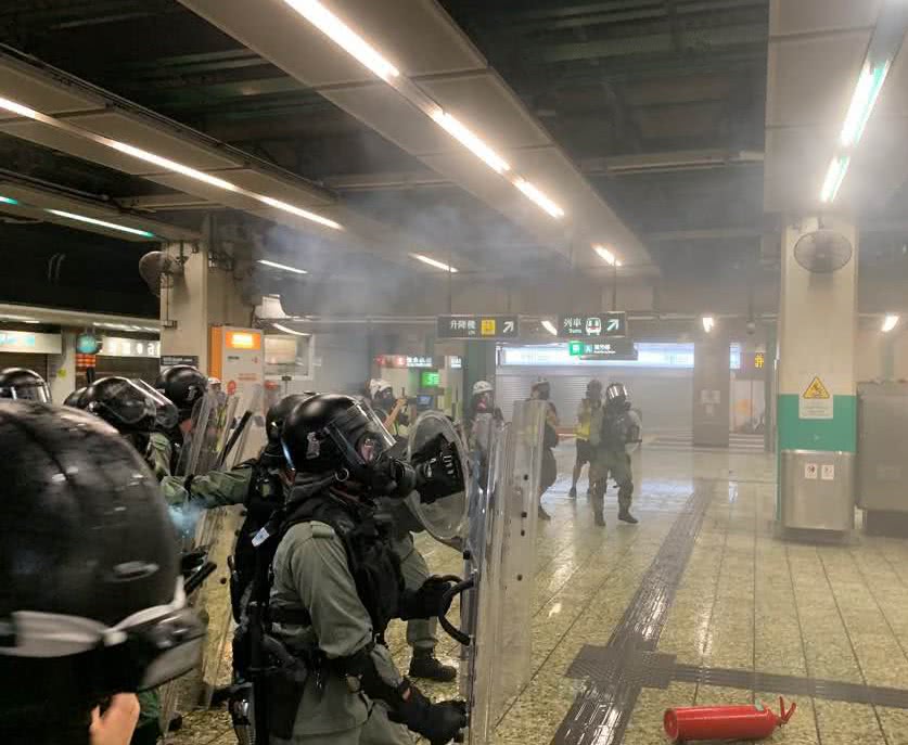 地铁站内暴乱现场 图自港媒