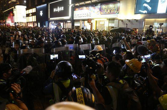 图为香港“记者”档在警察前阻拦执法(来源:环球网)
