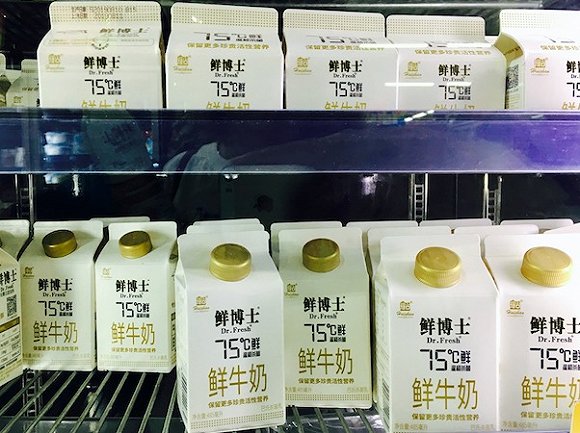 超市货架上辉山鲜博士巴士杀菌奶。
