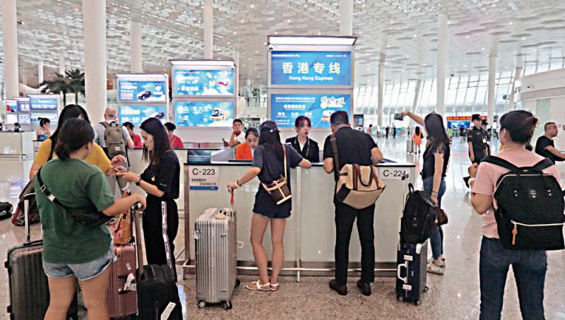 深圳机场跨境巴士购票台前围满了购买返港车票的旅客 图片来自大公网