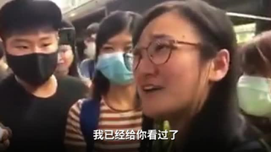 图为中通社记者当时已出示记者证（来源：港媒）