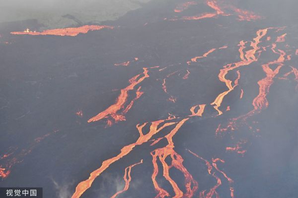 资料图片：火山爆发熔岩流淌成河。（视觉中国）