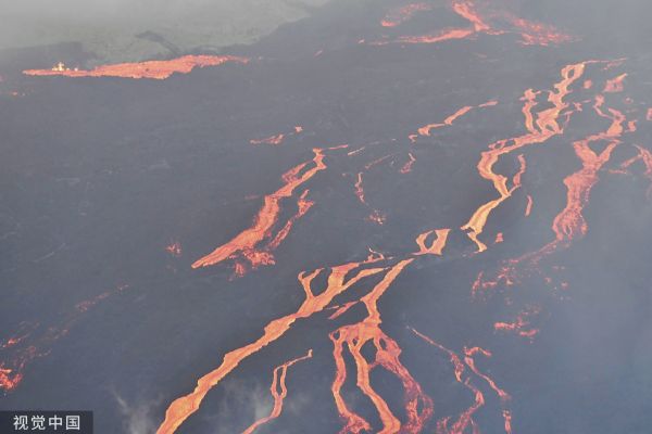 资料图片:火山爆发熔岩流淌成河。(视觉中国)