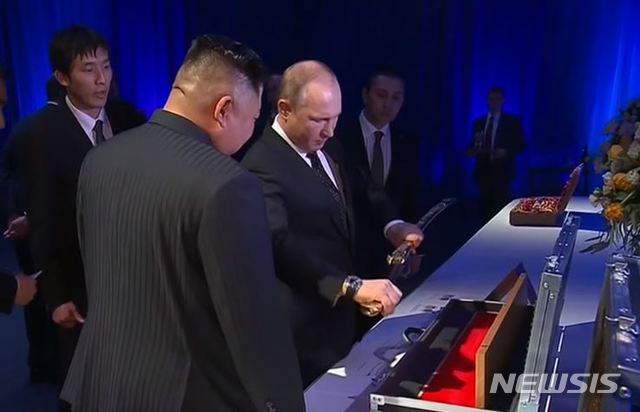 访俄期间,金正恩向普京赠剑(韩国纽西斯通讯社)
