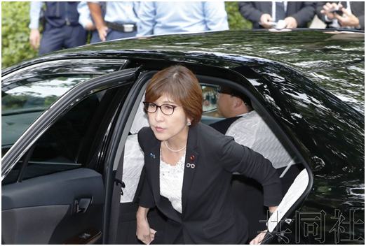 (自民党总裁特别助理稻田朋美赴靖国神社代安倍献上“玉串料”。图源:共同社)