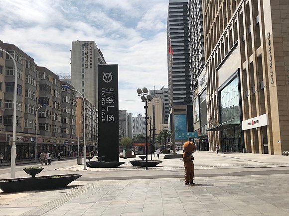 在石家庄市新华商贸中心,太和、颐高和华强三家电子城比邻而立,周一中午客流稀少。