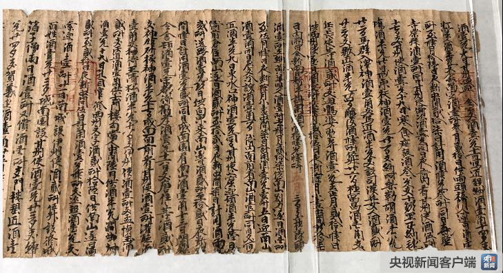 △公元964年(宋代)的酒账单,记载了当地政府的公务用酒,包括数量和用途,如宴请、接待使节、犒赏等。账单共100条,反映了当时敦煌繁荣的文化和多民族的密切交往。(央视记者彭汉明拍摄)