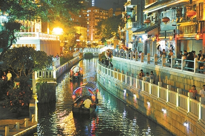 游人乘花艇夜游荔枝湾涌。广州日报全媒体记者莫伟浓 摄