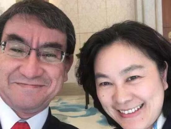 河野太郎与华春莹在2018年的合影。图源:河野太郎推特