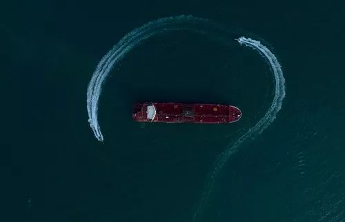 7月21日，在伊朗霍尔木兹海峡附近，伊朗伊斯兰革命卫队的船只在“史丹纳帝国”号油轮周围巡逻。新华社/伊朗学生通讯社