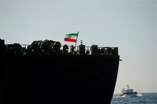 这是8月18日在直布罗陀海峡拍摄的伊朗油轮“阿德里安·达里亚一号”。新华社/路透
