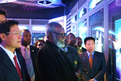2010年，纳米比亚开国总统努乔马参观航天科技测控站公共展馆 驻纳大使馆图