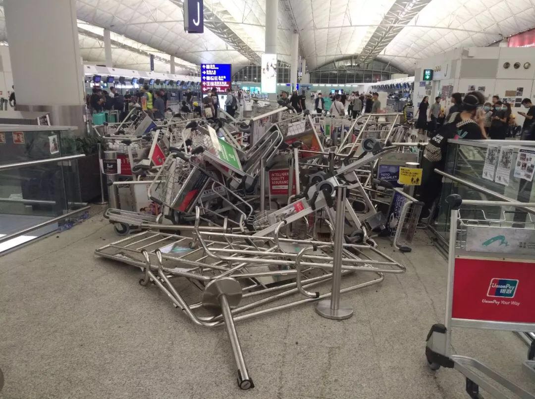 香港国际机场被反对派示威者破坏