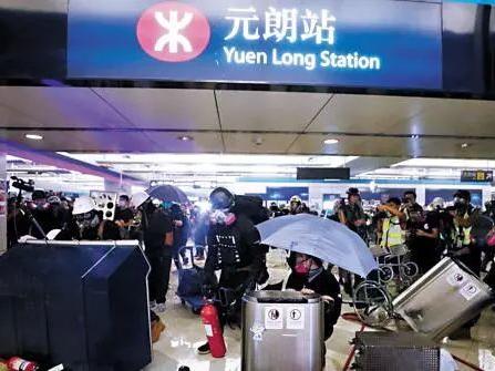 示威者在大堂疯狂拆垃圾桶,大肆破坏1小时。路透社