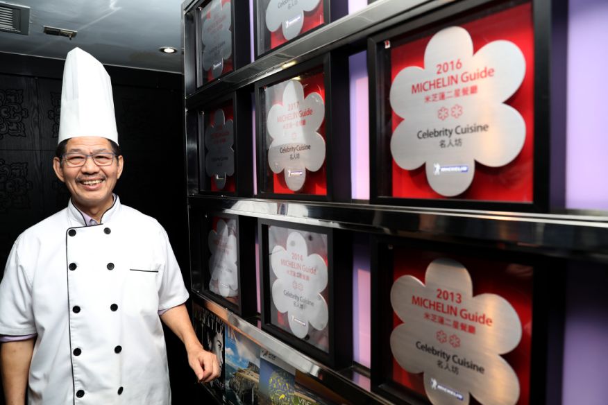 位于兰桂坊的名人坊餐厅总厨郑锦富连续十年获得米其林星级餐厅。新华社记者吴晓初 摄