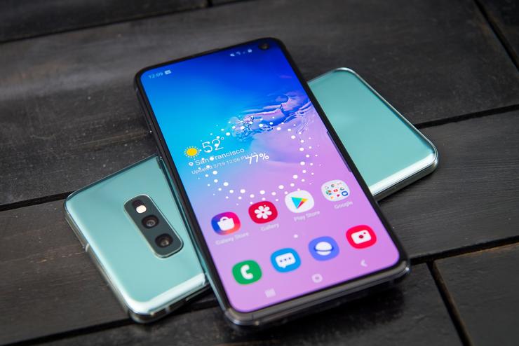 三星 S10 正在反向充电 David Paul Morris/Bloomberg