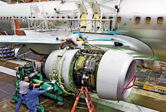 　　与蔡英文专机同款的波音737-800客机进行发动机维修保养（台媒）