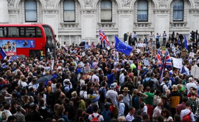 英国首相议会休会决定引众怒 超百万人签名反对