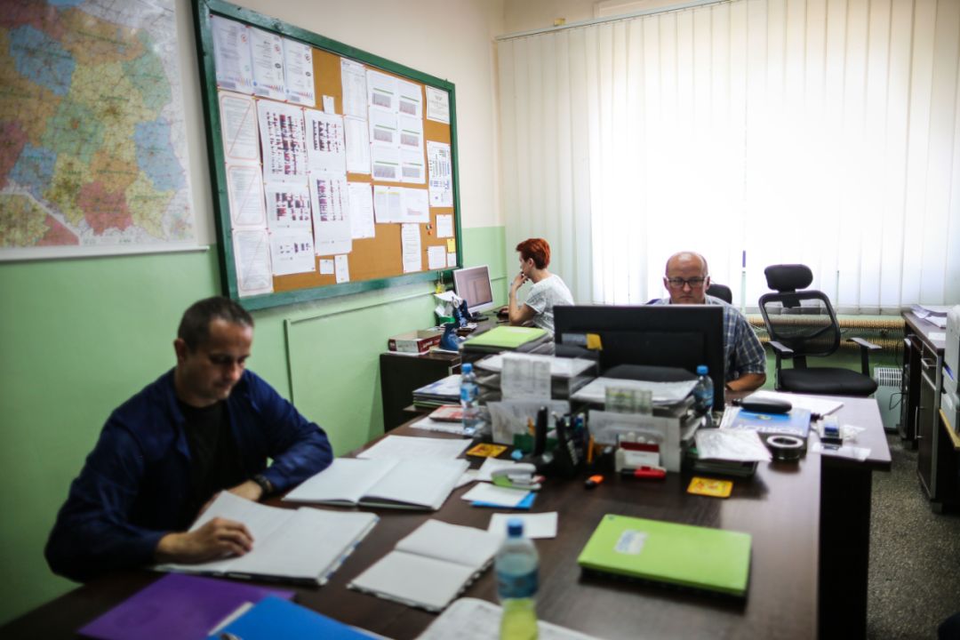 有着25年工龄的申科夫斯基（右）与工友们在办公室工作。新华社记者陈序摄