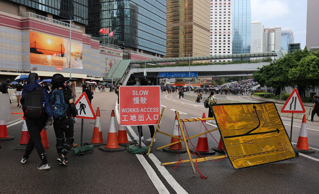 　图为暴力示威者设置路障阻断交通（来源：港媒）