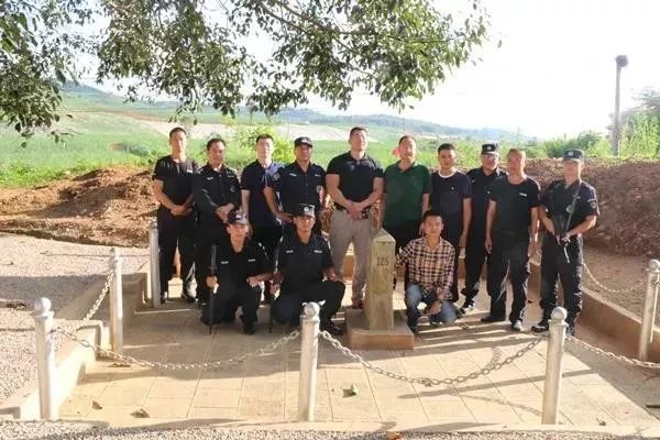 墨炳文正在临沧查抄指点特巡警疆域处突维稳事情时开影(两排左五)