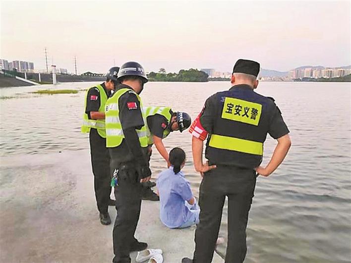 宝安协警劝慰何姓女子。