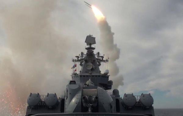 “瓦良格”號發射SA-N-6遠程艦空導彈攔截來襲目標。(俄國防部視頻截圖)